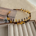 Dettaglio macro del cerchietto ondulato tartarugato con denti doppi per styling volumizzante - Stampa Leopardata Scura