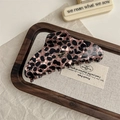 Detailansicht der Haarspange mit Leopardenmuster und goldenem Barrette La France Logo - Dreieck-Stil
