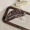 Detailopname van acetaat haarklem met luipaardprint en FRANCE Handmade opschrift - Ovaal