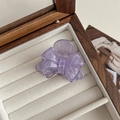 Makroaufnahme einer eleganten lila Haarspange mit Schleife in einer Schmuckschatulle - Lila Gestreift