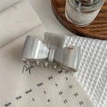 Detail der Haarklammer mit Marmormuster-Schleife aus Acetat und goldenem Logo - Exquisite Verpackung / Grau Gestreift