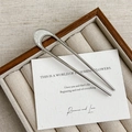 Dettaglio di forcina a U in argento con inserto in madreperla su sfondo di tessuto - Stile Mezzaluna / Argento a Mezzaluna - Bianco Conchiglia