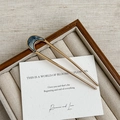 Dettaglio di una forcina a U dorata minimalista con finitura in marmo grigio scuro - Stile Mezzaluna / Oro a Mezzaluna - Grigio Conchiglia