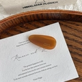 Detailaufnahme der bernsteinfarbenen Acetat-Haarklammer mit France Handmade Gravur - Bernstein