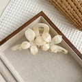 Détail de la pince à cheveux fleur en acétate avec lustre perlé et strass étincelants - Beige