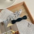 Dettaglio di fermagli per capelli in acetato marmorizzato con incisione dorata su vassoio - Set Marmo Bianco Nero E Nero / Nero & Bianco