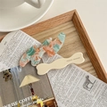 Dettaglio di due fermagli per capelli in acetato con trama marmorizzata e stampa fatta a mano - Set Marmo Colorato E Bianco Crema / Multicolore Chiaro