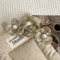 Detail of acetate floral hair claw clip with marble texture and pearl embellishment - Gray