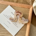 Dettaglio del fermaglio per capelli in acetato ambrato a forma di S con finitura lucida - Viola da Sogno