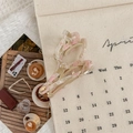 Detalle de pinza para el pelo de tulipa en acetato con textura de mármol rosa y blanco - Rosa Claro