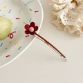 Gros plan détaillé d'une pince à cheveux fleur rouge vintage avec perle sur fond de dentelle - Rouge Foncé (Tige Marron)