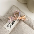 Dettaglio molletta per capelli in acetato con trama marmorizzata viola e molla dorata - Rosa Viola