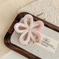 Dettaglio molletta per capelli a fiore in acetato marmorizzato rosa su vassoio - Rosa Chiaro