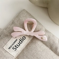Dettaglio della molletta per capelli a fiocco in acetato rosa con trama marmorizzata - Rosa