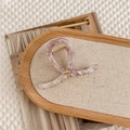 Dettaglio molletta per capelli in acetato marmorizzato rosa e viola con molla dorata - Lavanda