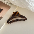Detail der Haarklammer aus dunklem Schildpatt-Acetat mit goldener France-Handmade-Aufschrift - Klein Dunkelbraun Linien