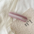 Dettaglio del fermaglio per capelli con motivo marmo rosa e scritte France Handmade oro - Rosa a Righe