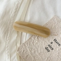 Dettaglio molletta in acetato marmorizzato con incisione France Handmade su tessuto - Beige a strisce
