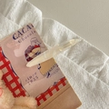 Detail einer minimalistischen cremefarbenen Haarspange mit Perlglanz auf Vintage-Postkarte - Meerjungfrau (Perlmuttweiß)