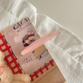 Detail der rosa handgefertigten Haarklammer mit Goldaufdruck auf beigem Strickgrund - Rosa