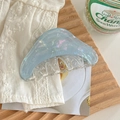 Détail d'une pince à cheveux en acétate bleu clair avec finition irisée sur dentelle - Gris Bleu