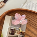 Détail d'une pince à cheveux fleur rose en acétate avec cristal sur plateau en bois - Petit - Violet Irisé
