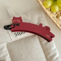 Detailansicht der burgunderroten Katzen-Bananenspange mit handgefertigter Goldschrift - Dunkelrot