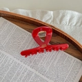 Dettaglio molletta per capelli rossa lucida con logo dorato France Handmade inciso - Rosso