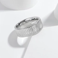 Bague moderne 8mm en acier inoxydable à texture verticale et intérieur poli - US 7 / Argent