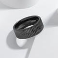 Bague homme 8mm en acier inoxydable noir avec rayures verticales sur socle blanc chic - US 7 / Noir