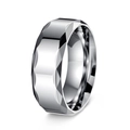 Dettaglio macro di un anello da uomo in acciaio al titanio con design geometrico lucido - US 6 / Argento