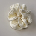 Detalle de coletero de punto blanco crema con textura de lana suave y patrón de trenzado - Blanco Leche