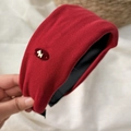 Dettaglio cerchietto largo in velluto rosso con ciondolo a cucciolo dorato e fodera - Rosso