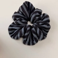 Détail d'un chouchou rayé en maille douce noir et gris pour coiffure quotidienne - Noir et Gris
