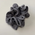 Coletero de punto gris oscuro con patrón trenzado vintage y textura suave - Gris