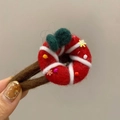Détail d'une pince à cheveux de Noël en feutre de laine avec anneau rouge et paillettes - Donut Rouge