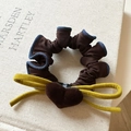 Chouchou en velours marron avec bordure en jean bleu, nœud jaune et pendentif cœur - Cœur Café