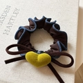 Détail de coeur en velours et dentelle denim sur un chouchou rétro marron - Coeur Jaune