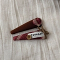 Dettaglio delle mollette per capelli scozzesi vintage con bottone in legno e decoro a cuore - Coppia Fermagli Nodo Cuore Rosa Marrone