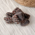 Détail de pinces à cheveux avec nœud en peluche montrant la texture tricotée et grise - Nœud Gris Bleu