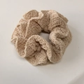 Gros plan sur la texture tricotée française épaisse de l'élastique à cheveux beige - Modèle Cintré / Kaki