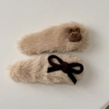 Detailaufnahme von Plüsch-Haarspangen in Khaki mit Bär-Motiv und Samtschleife Set - Clip-Paar / Khaki