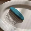 Eleganter Haarkamm aus blauem Wollfilz für Damen in dezentem Vintage-Minimalismus - See Blau