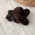 Detailansicht der dunkelbraunen Plüschfell- und Tweed-Bogen Bananen-Haarklammer für Damen - Dunkelbraune Schleife