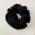 Vue détaillée de la texture en maille crochetée noire d'un chouchou style vintage - Modèle Cintré / Noir