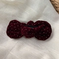 Dettaglio del fiocco per capelli in velluto rosso vino con pois bianchi e fermaglio nero - Rosso