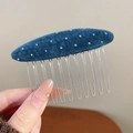 Detailaufnahme eines blauen Samt-Haarkamms mit silbernen Metallzähnen und Punkten - Blau