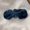 Dettaglio del fermaglio per capelli a fiocco in velluto blu scuro con pois bianchi - Blu