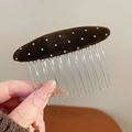Detail von Samt-Haarkamm mit Polka-Dots und silbernen Metallzinken für elegantes Styling - Braun