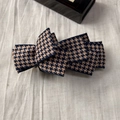 Détail d'une pince à cheveux à nœud multicouche avec motif pied-de-poule bleu classique - Khaki Plaid Design
